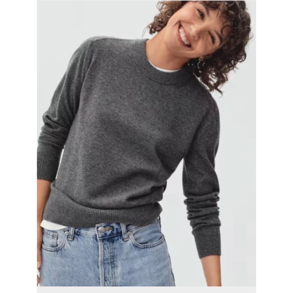 Everlane Cozy Cashmere Crew Neck Sweater Heathered Gray Small Logo Sleeve Knit